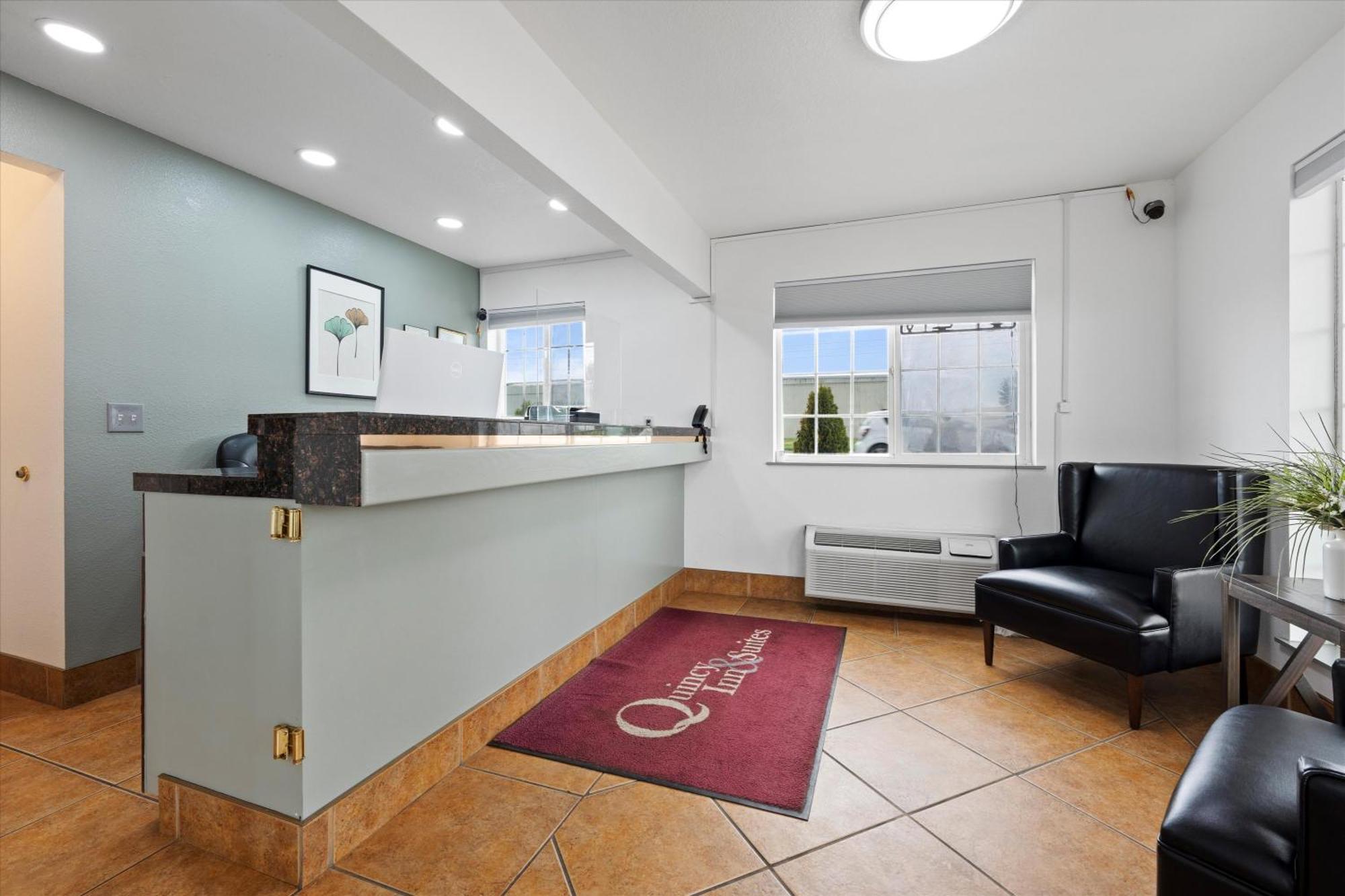 Quincy Inn And Suites 외부 사진